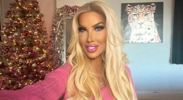 Modella transgenders spende più di 1 milione in chirurgia plastica: «Volevo assomigliare a Barbie»