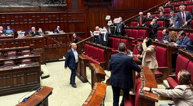 Ddl spazio approvato dalla Camera, Urso: «Indica la rotta all'Europa». Opposizione contesta in Aula