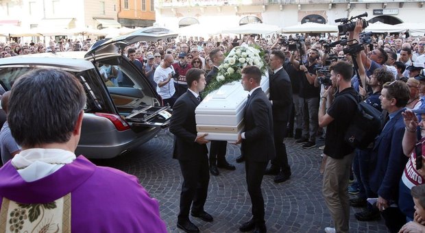 immagine Nadia Toffa: in centinaia ai funerali della conduttrice