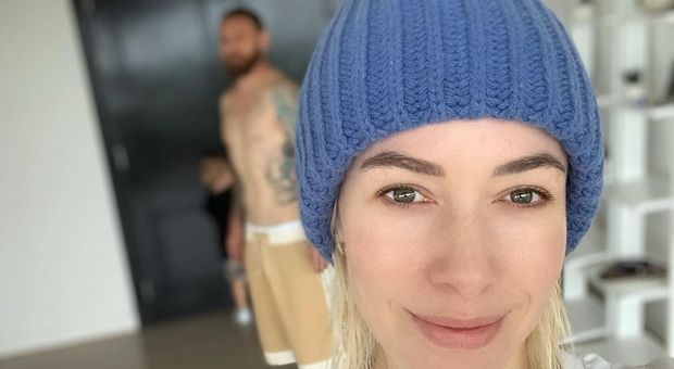Sarah Felberbaum e il selfie su Instagram, i fan si concentrano sul «bono a torso nudo» sullo sfondo