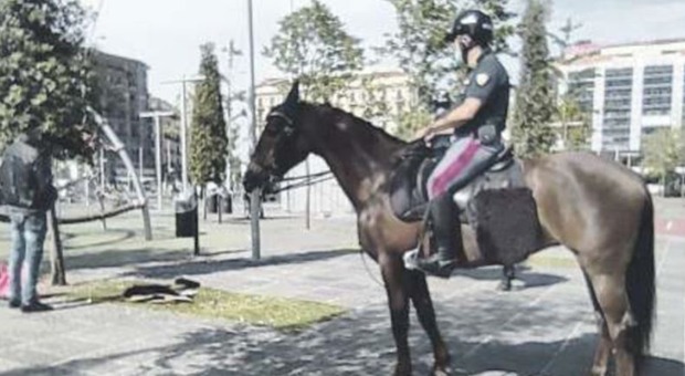 Piazza Garibaldi, sorpresa a Napoli: arrivano i poliziotti a cavallo