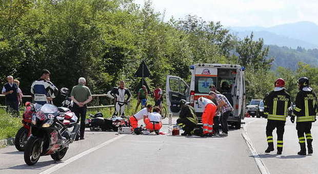 Si scontra con un'auto a Cadola morto un motociclista trevigiano