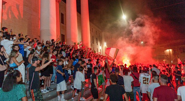 Caroselli e assembramenti in piazza Duomo per la vittoria dell'Italia, il questore: «Denunciamo»