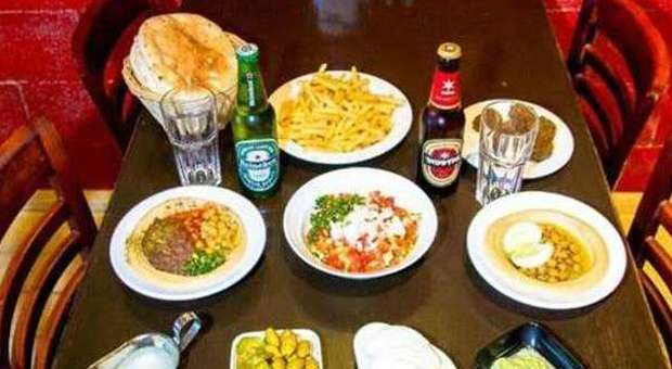 Il ristorante simbolo di pace: arabi ed ebrei pagano la metà se mangiano allo stesso tavolo