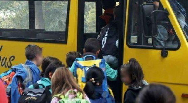 Rubano gli specchietti dello scuolabus, i bambini restano a piedi