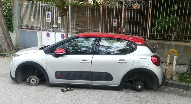 Napoli, la banda del cric colpisce ancora: raid al Vomero davanti alla polizia municipale
