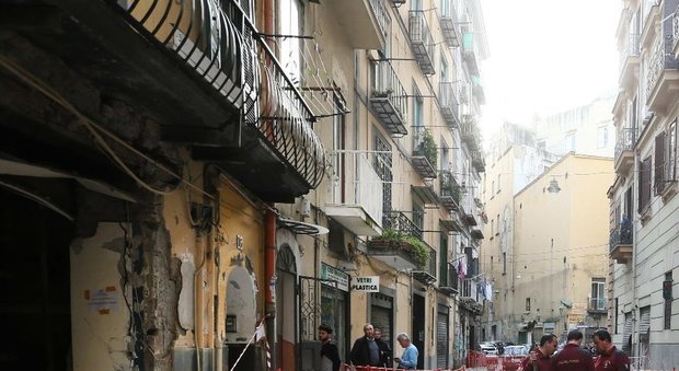 Tragedia sfiorata a Napoli: crolla un cornicione a due passi dalla Questura