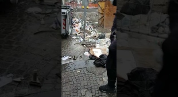 Coronavirus a Napoli, spazzini in malattia e città sommersa dalla spazzatura