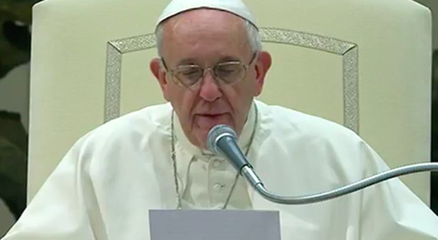 Vaticano, Papa Francesco mette in guardia i cristiani: «Chi serve il denaro è contro Dio»