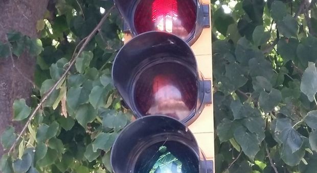 Foligno, il caldo fa impazzire anche il semaforo che attiva rosso e verde all'unisono