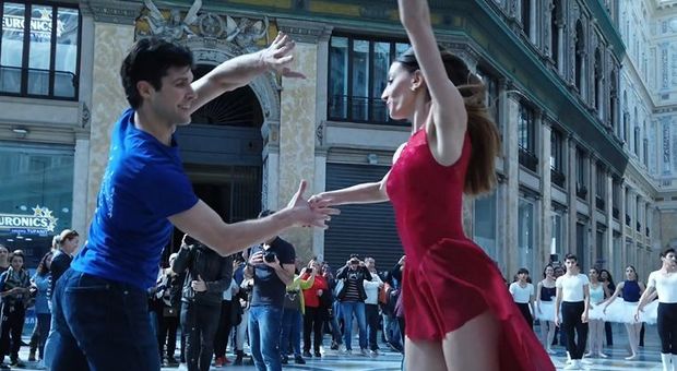 Bolle incanta il cuore di Napoli: flash mob di danza a via Toledo