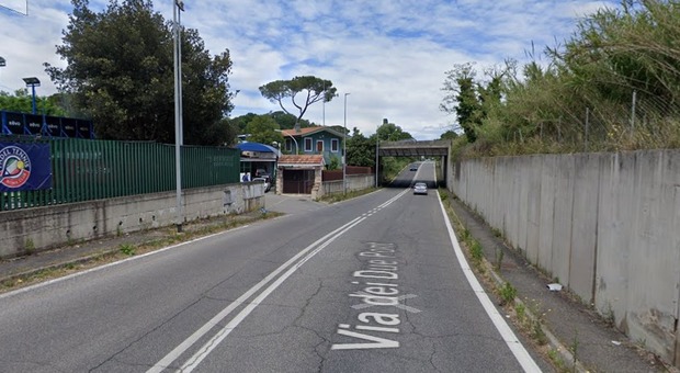 Roma, incidente tra minicar e Mercedes a via Due Ponti: 17enne sbalzato fuori dall’auto è grave