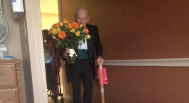 Smoking e mazzo di rose: la moglie è in ospedale, lui si presenta così per il 57º anniversario