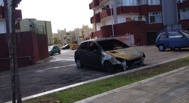 Fiamme nella notte a Lecce: auto incendiata nella 167
