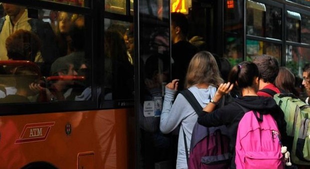 Roma, molestate sull'autobus, due ragazzine fotografano il pedofilo e lo fanno arrestare