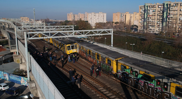 Scontro tra treni Metro a Napoli, la Procura dissequestra il binario dell'incidente