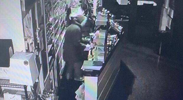 Il ladro ripreso dalle telecamere del Caffè Giuliani