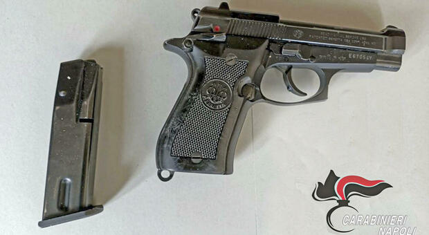 La pistola, sequestrata dai carabinieri di Napoli, con la quale è stata uccisa Concetta Russo