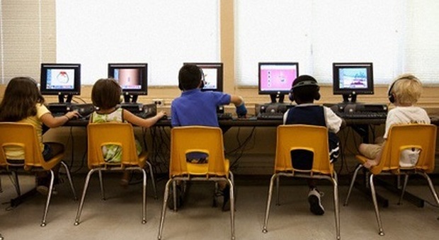 Roma, computer senza filtri in una scuola elementare: i bimbi finiscono sui siti porno