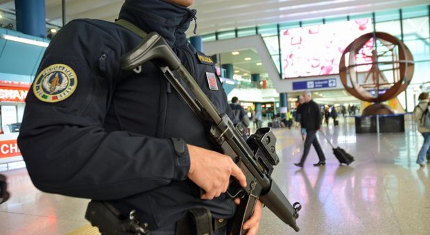 Roma, allarme bomba all'aeroporto di Fiumicino: bagaglio sospetto. Intervengono gli artificieri