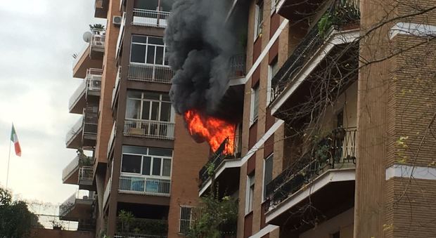 Incendio in un appartamento a Ponte Milvio: paura per un'anziana allettata