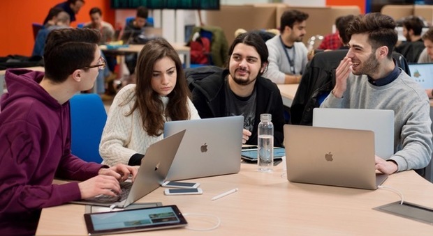Apple arruola nuovi studenti per l'Academy di Napoli: aperto il bando di selezione