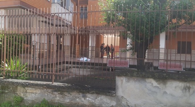 Choc nel Napoletano, amministratore del condominio precipita dal terrazzo e muore