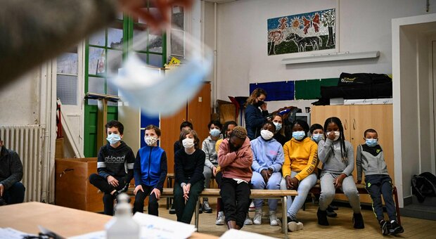 Parigi, la sindaca Hidalgo chiede la chiusura delle scuole: boom di casi nella fascia d'età 15-19 anni
