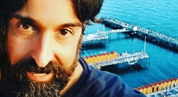 Malore in casa ma il palazzo non ha il citofono: l'ambulanza se ne va, cinque indagati per la morte di Sergio Aiello