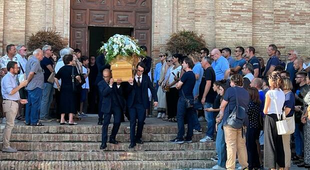 Lacrime e commozione a Montemarciano per l'ultimo saluto a Luca "Pippa" Fiordelmondo: sulla bara le maglie di una vita