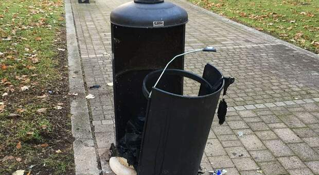Vandali in villa, un grosso petardo distrugge il cestino dei rifiuti in villa. La denuncia sui social