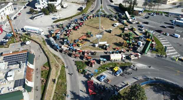 Orte, protesta degli agricoltori con i trattori: oltre 100 mezzi fermi alla rotatoria, chiuso il casello autostradale