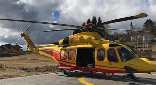 Madonna di Campiglio, precipita elicottero del 118 dopo il soccorso a sciatrice: due feriti