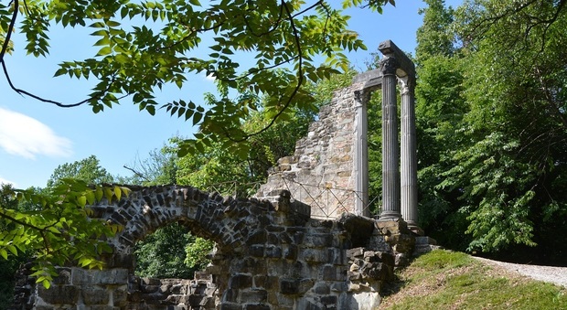 Le colonne romane di Aquileia nel parco di Villa Piccoli a Manzano