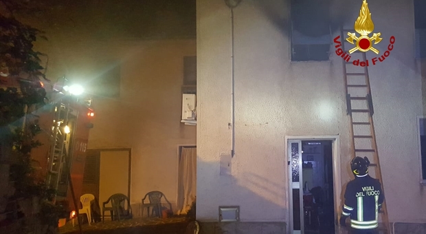 Camera da letto divorata dalle fiamme Due persone finiscono al pronto soccorso