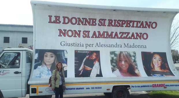 Una vela per Alessandra, la madre: «Violenza di genere non diventi una moda»