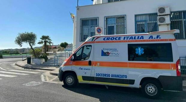 Monte di Procida, un'ambulanza fissa davanti al Comune: «Ridotti i tempi di soccorso per il traffico estivo»