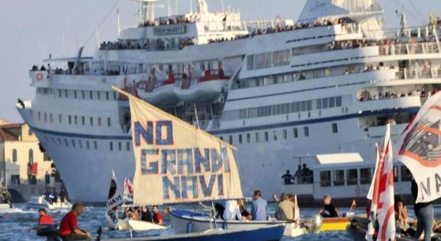 "No Navi", più festa che protesta I giganti del mare partono più tardi