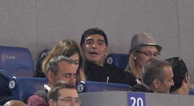 Roma-Napoli, l'amara ironia di Maradona in tribuna: «Pandev e Cannavaro, che errori»