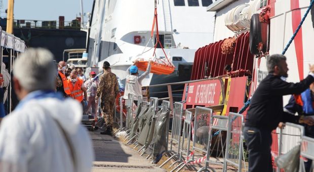 Attraccata a Napoli «Prudence» la nave dei mille migranti Anche due cadaveri a bordo