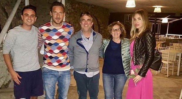 Ilary Blasi, compleanno d'amore a Capri con Totti: torta a sorpresa, baci e selfie ricordo