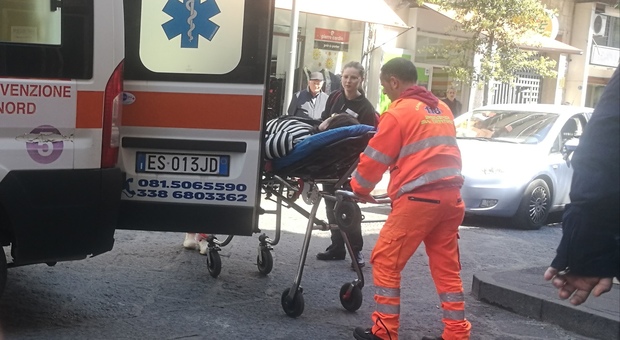 Via la borsa, rincorre gli scippatori: colpita da malore, finisce in ospedale nel Napoletano