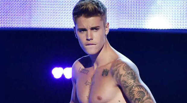 Justin Bieber e le foto hard: "Mi sono sentito violentato... E me l'hanno rimpicciolito"