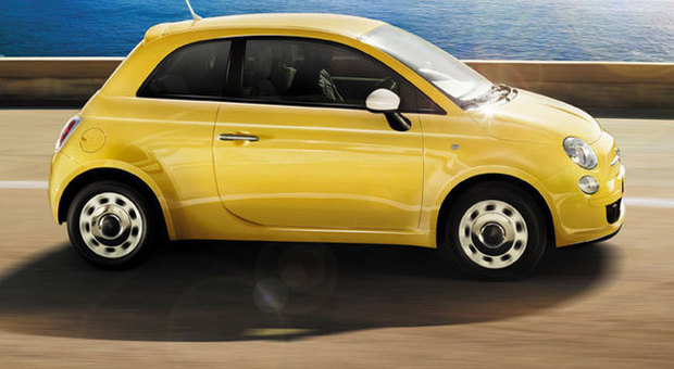La Fiat 500 Model Year 2013 in color Giallo Sole pastello che ricorda i modelli degli anni Sessanta