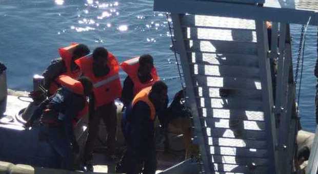 Immigrati, non si ferma l'ondata di sbarchi in Sicilia, solo ieri soccorsi in 2.300. Alcuni cadaveri recuperati sui barconi