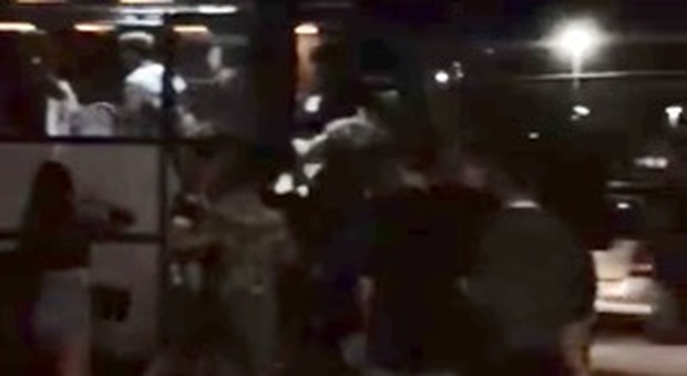 La navetta per la discoteca è strapiena l’assalto al bus ripreso da un genitore