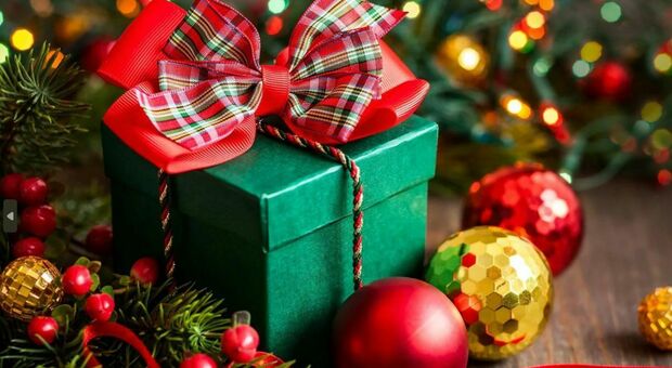 Regali di Natale rubati dall'auto parcheggiata nel box: triste risveglio per una famiglia