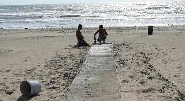 Nuova passerella per disabili sulla spiaggia libera di Licola