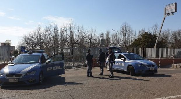 La polizia blocca l'ingresso di Villa Immacolata a Viterbo