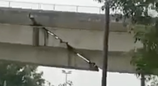 Paura per un viadotto nel Centro Italia, crepe al centro. Il video è già virale. Anas: «E' sicuro»